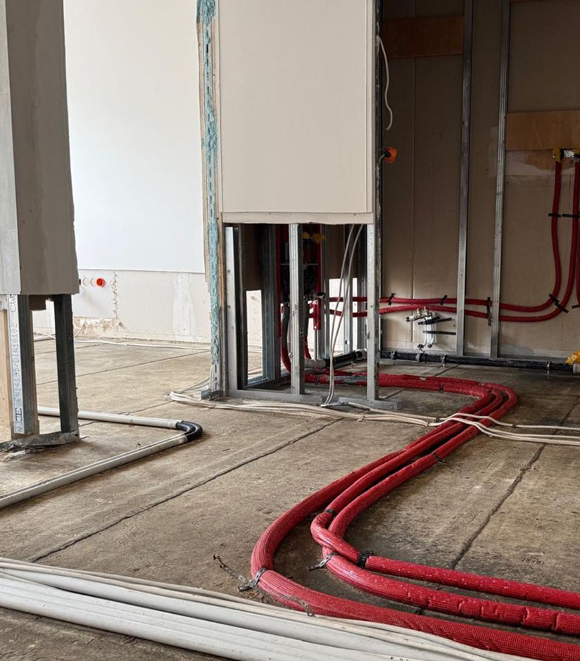 Demontage schimmelpilzbelasteter GK Platten und Estrich