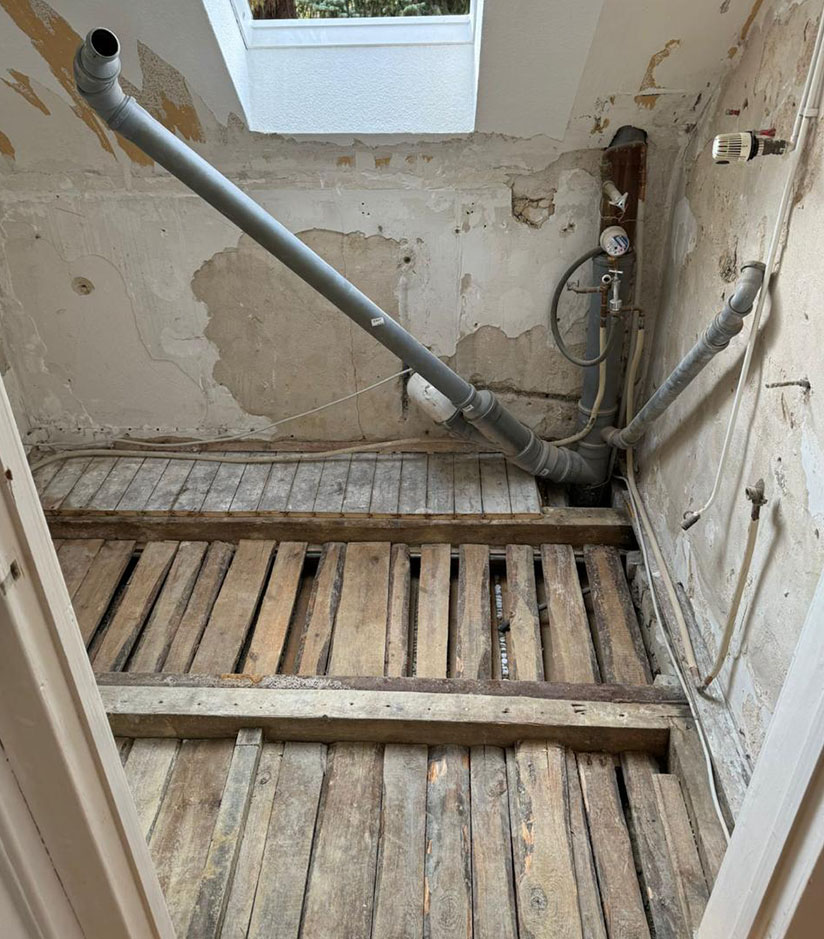 Entfernung belasteter Lehmeinschub bei Holzbalkendecke
