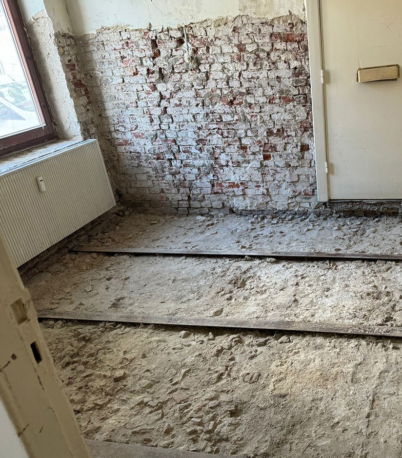 Demontage eines keimbelasteten Estrichs nach einem Fäkalschaden