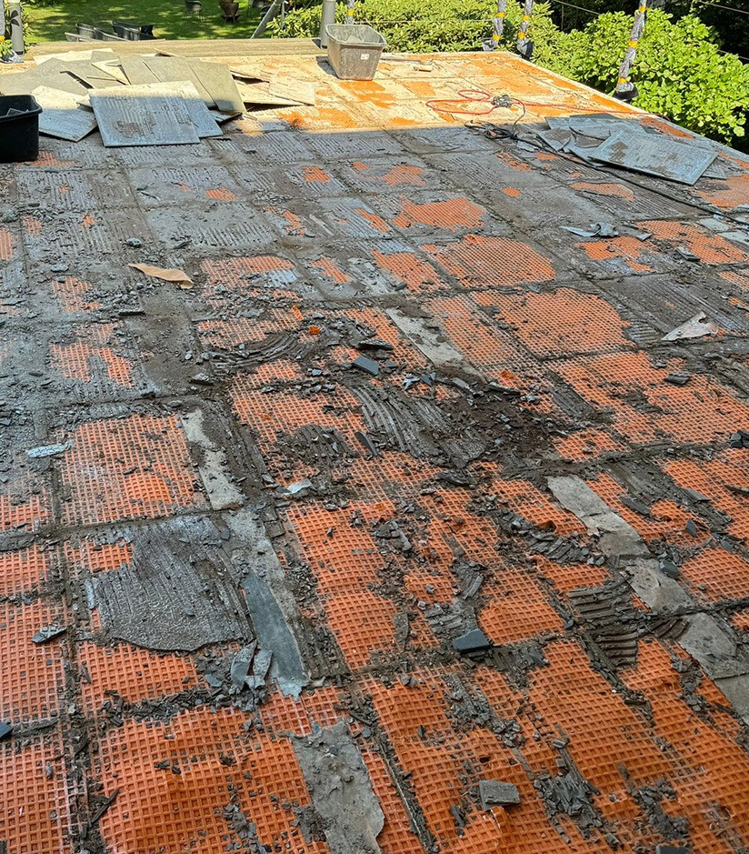 Demontage von Fliesen auf einer Dachterrasse nach Wasserschaden
