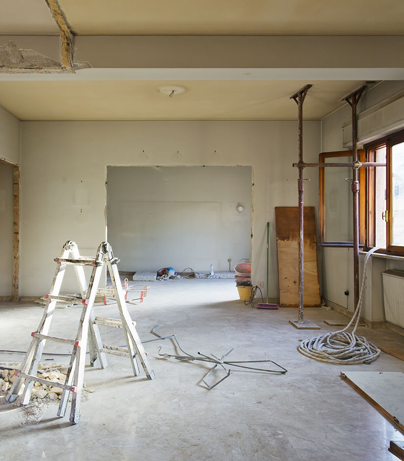 Rekonstruktion beschädigter Wand-/ Deckenflächen und Türdurchgänge